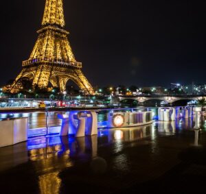 paris la nuit sur le diamant bleu monument historique