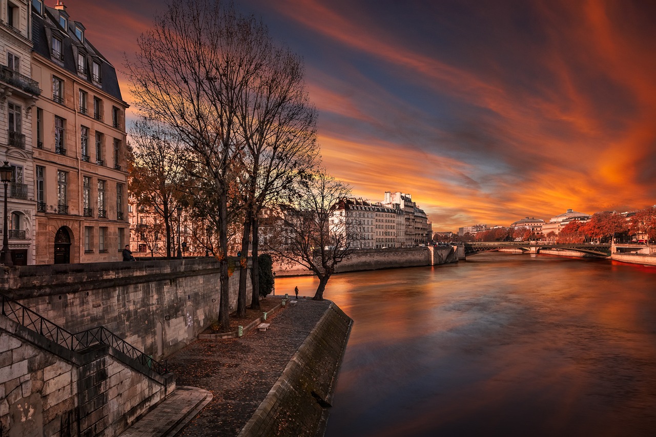 paris-3765885_1280 coucher soleil quai paris